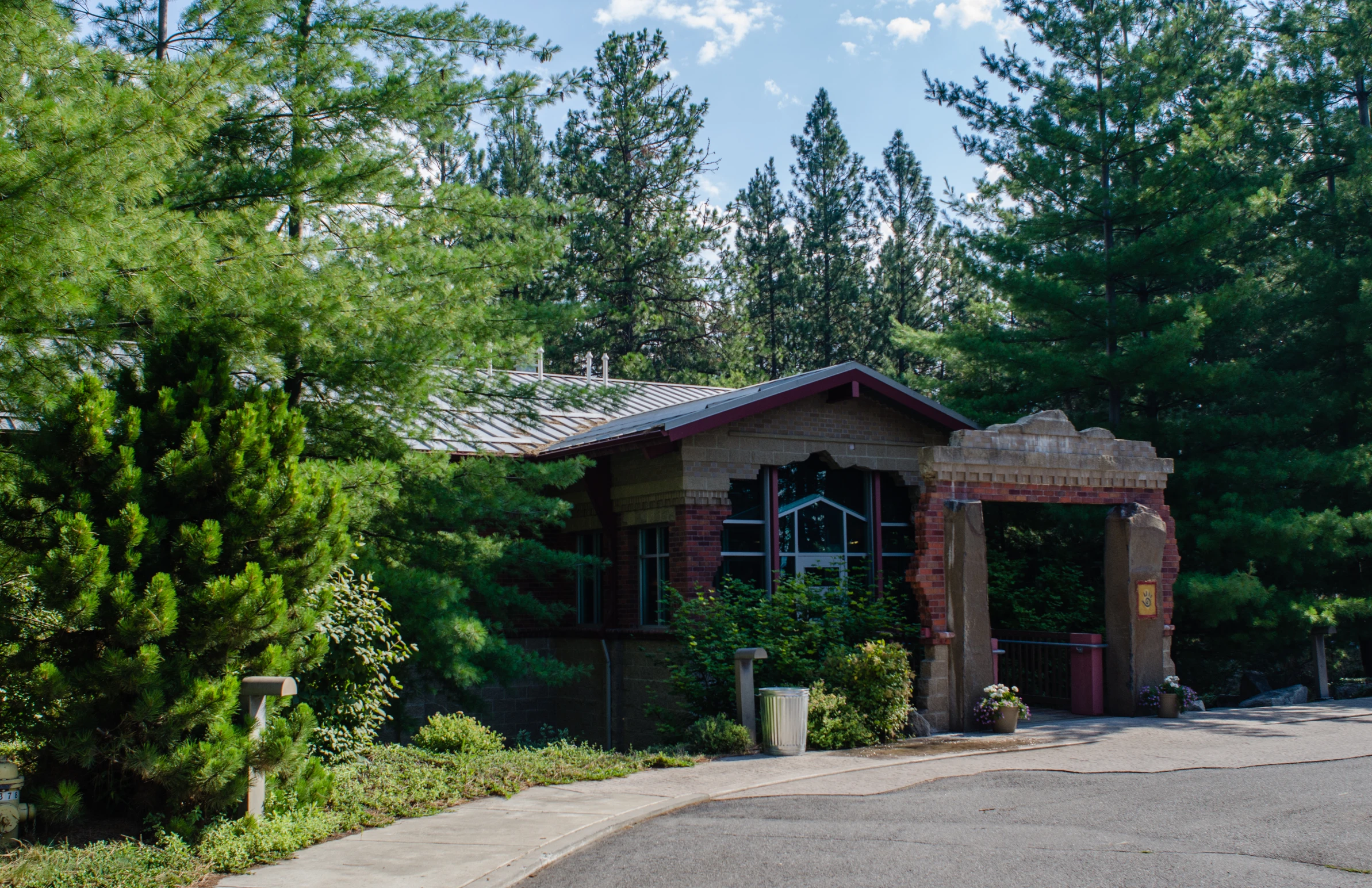 a small building sitting in the middle of a forest