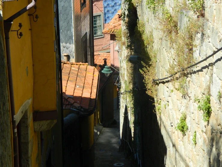 a narrow alley way that has a lot of brick houses