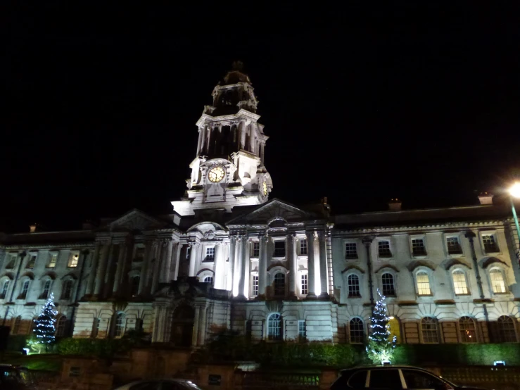 this is a night s of the state house with christmas decorations on the front