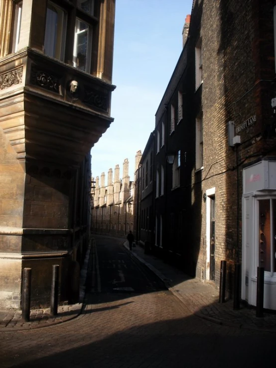 a very narrow street in front of some buildings