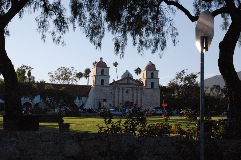 a white church is sitting among the trees