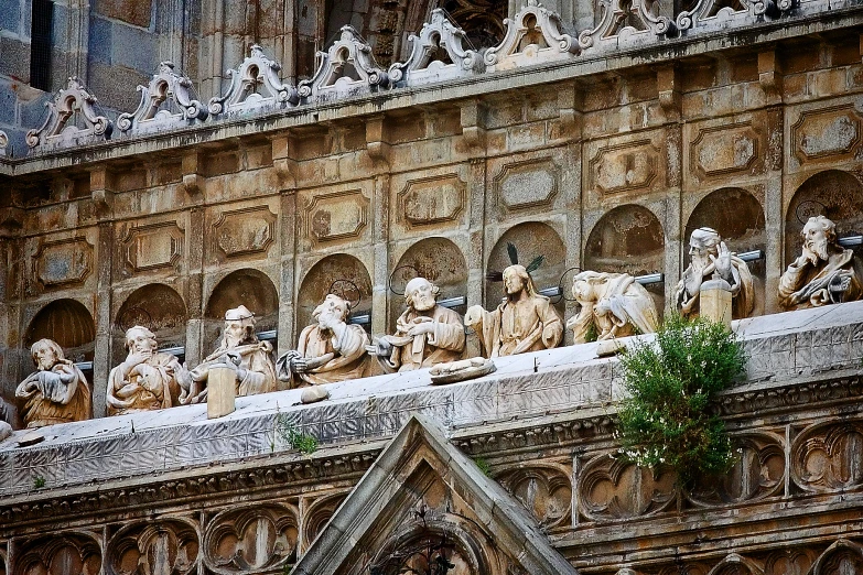 many statues are on top of a building