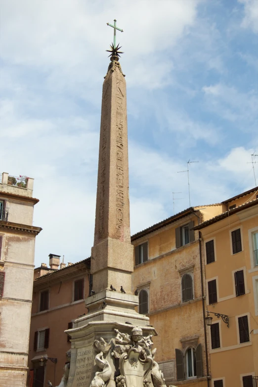 an obelisk is in front of several buildings