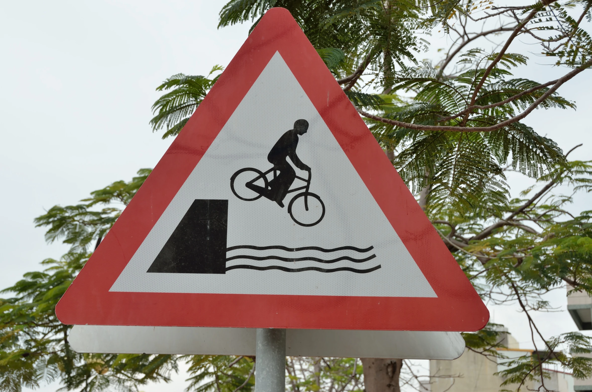 an image of a bicyclist crossing sign on street