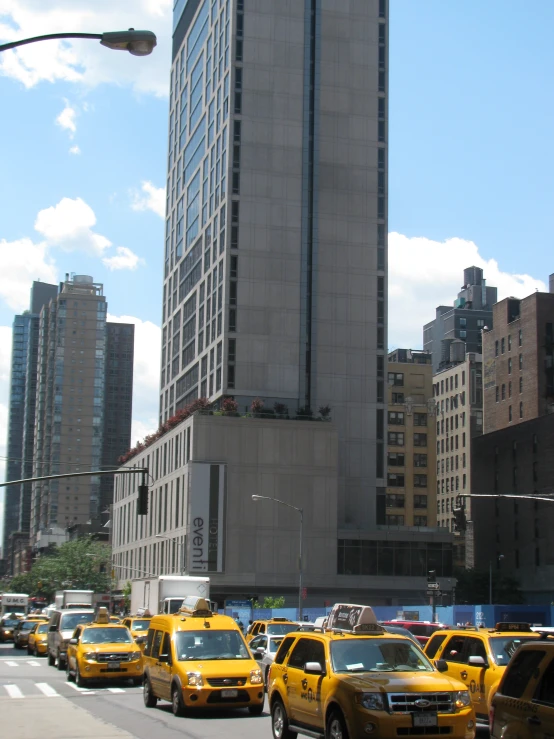 the large number of cars are stopped in the traffic on the street