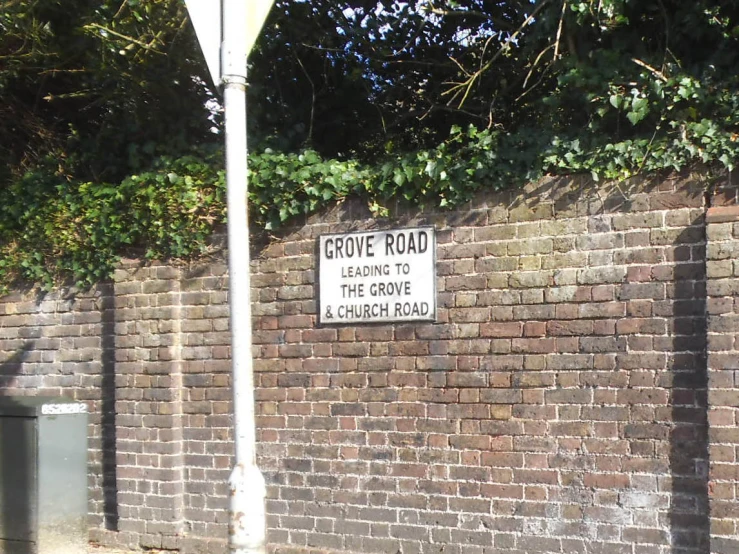 a sign on a brick wall that reads george road