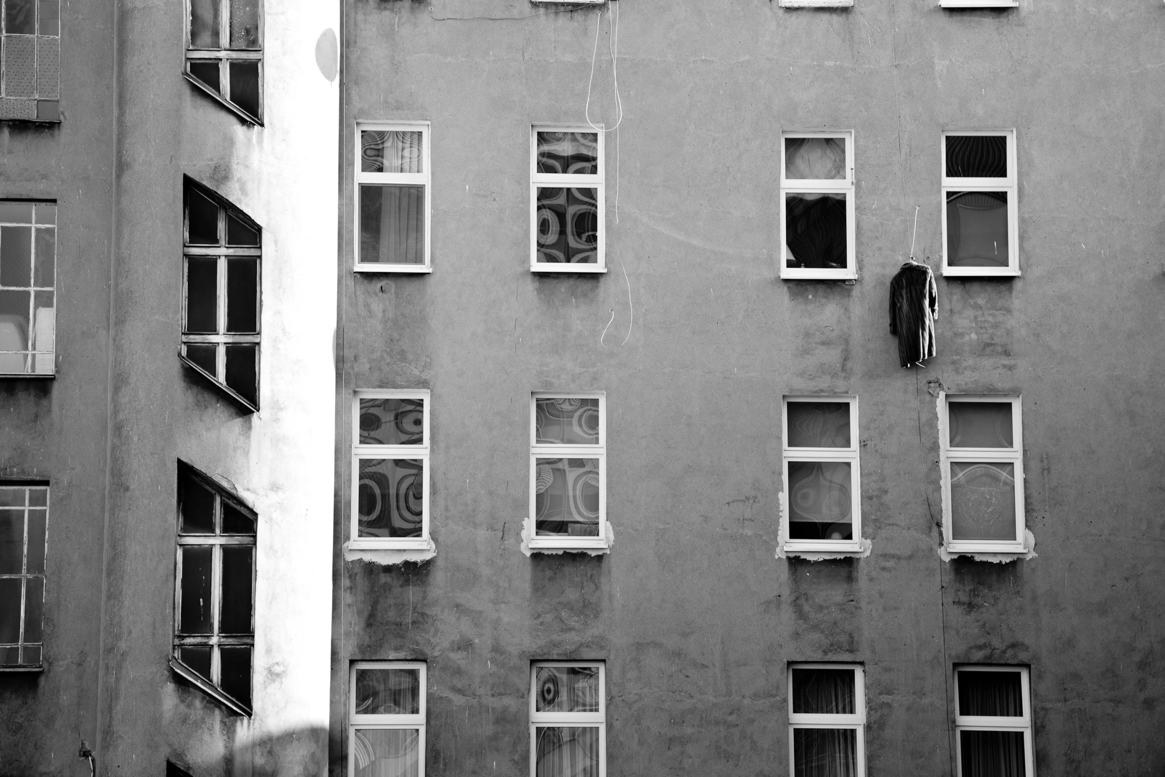 a bunch of windows are in the side of a building