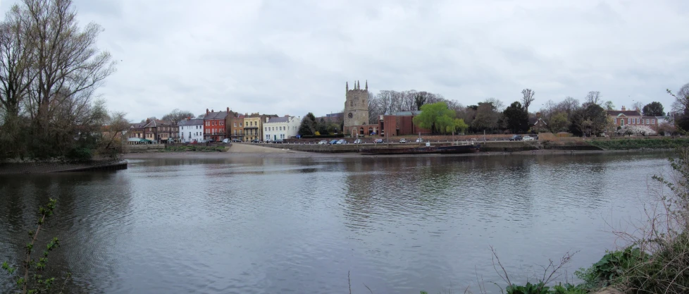 there are many boats on the water and buildings around