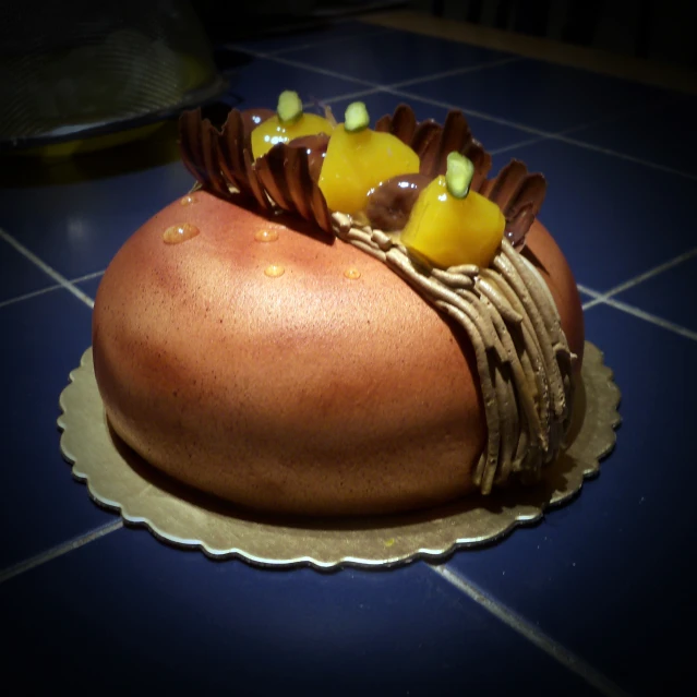 a desert is sitting on a table with some chocolate and bananas in the middle