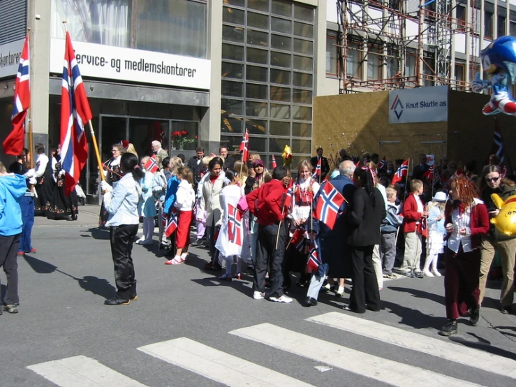 there are a lot of people standing in the street