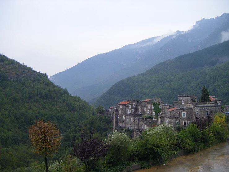 a town in the middle of the mountains