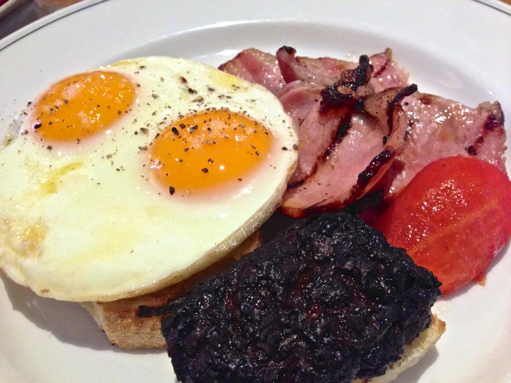 there are eggs, ham and tomatoes on toast