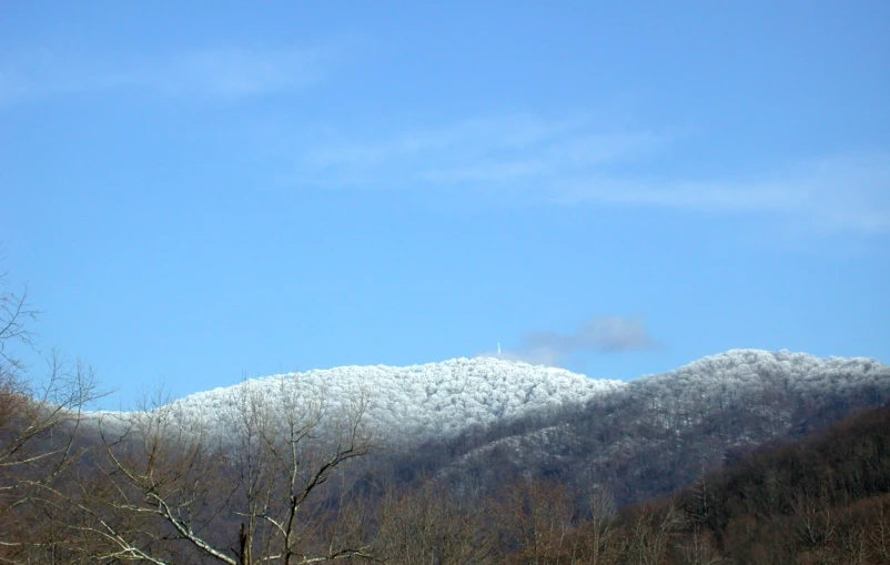 the sky is very clear with a mountain in it