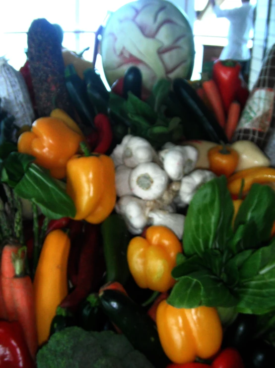 there are many vegetables on display in the window