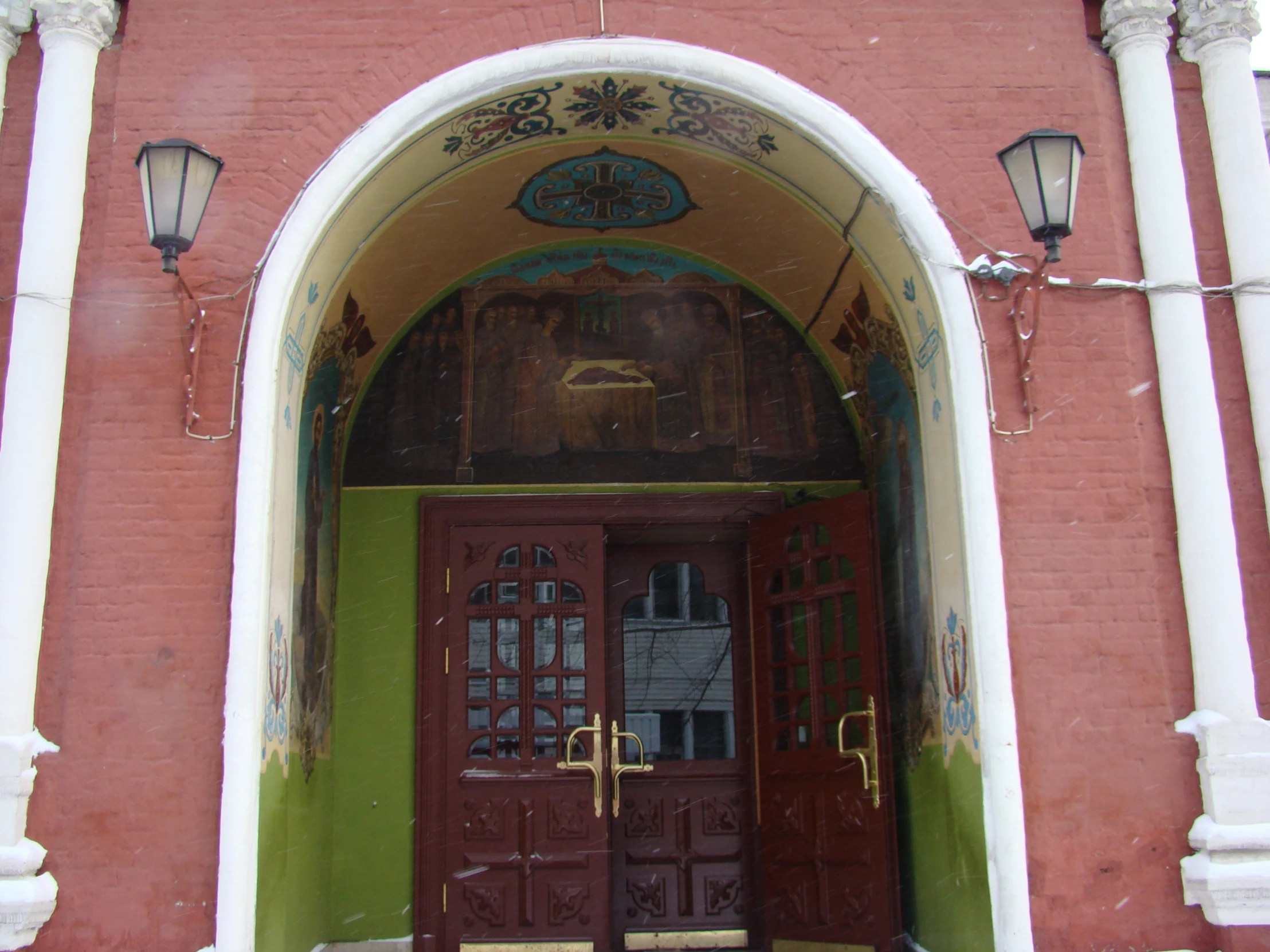 a very big pretty doorway with an arch