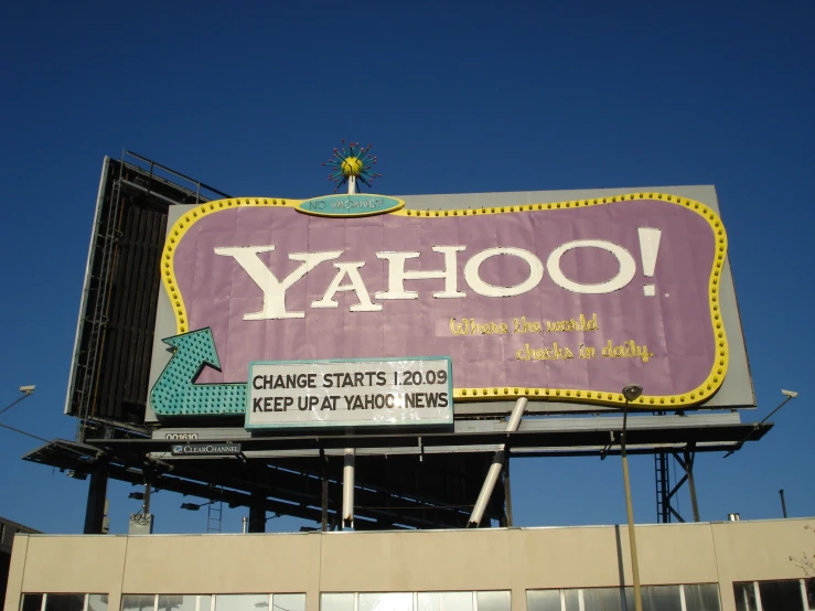 a large yahoo sign that is on top of a building