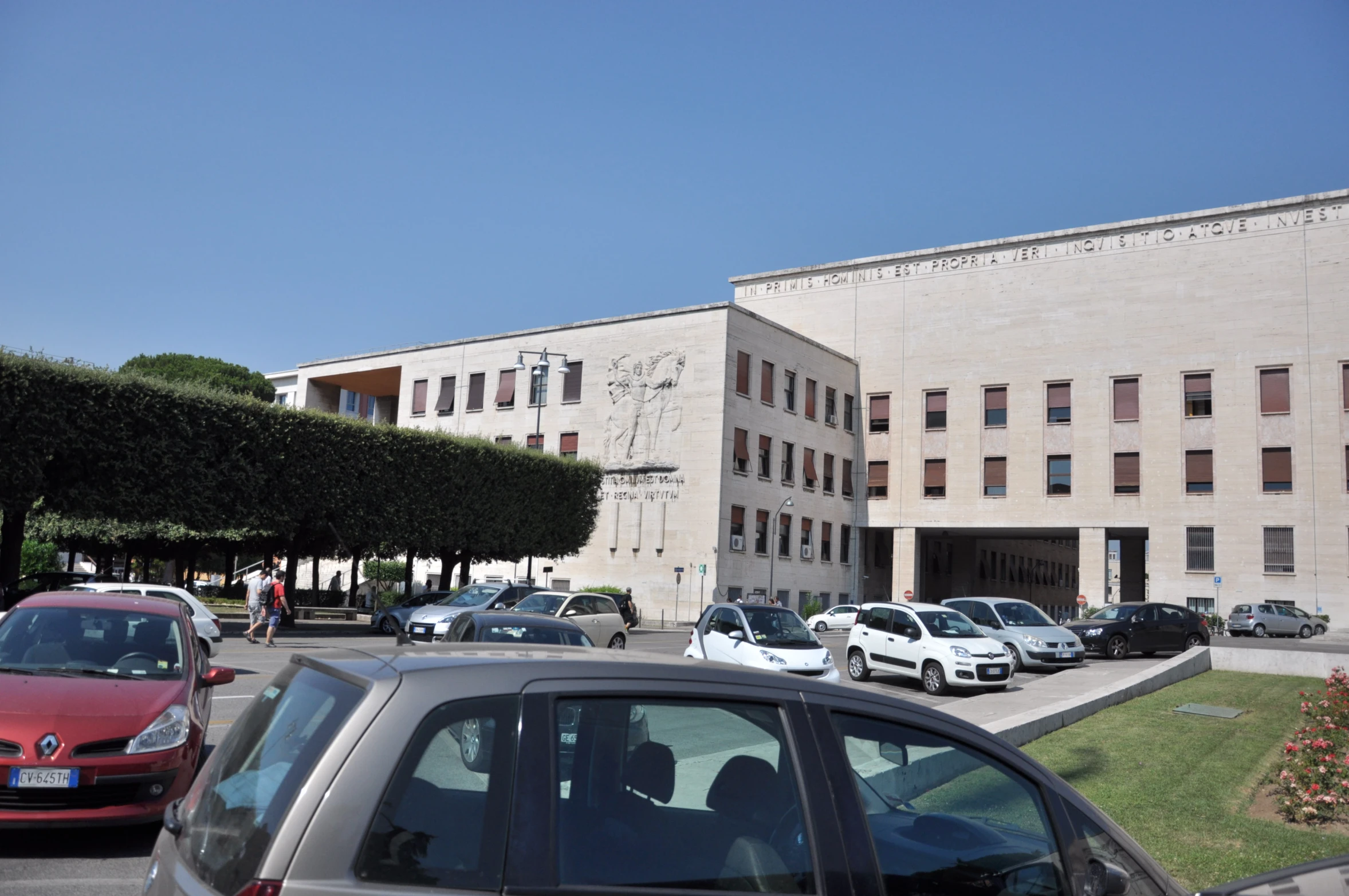 there are many cars parked outside a building