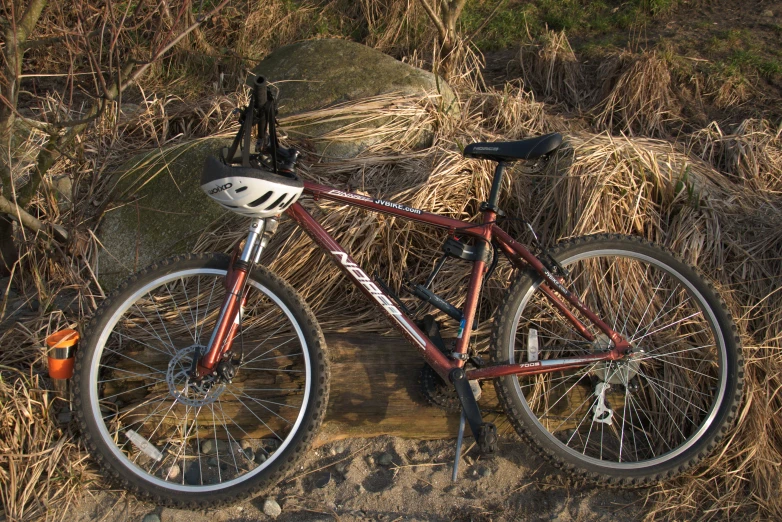 a bike that is sitting in some dry grass