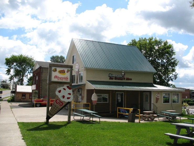 there is a restaurant that looks like it was built in the fifties