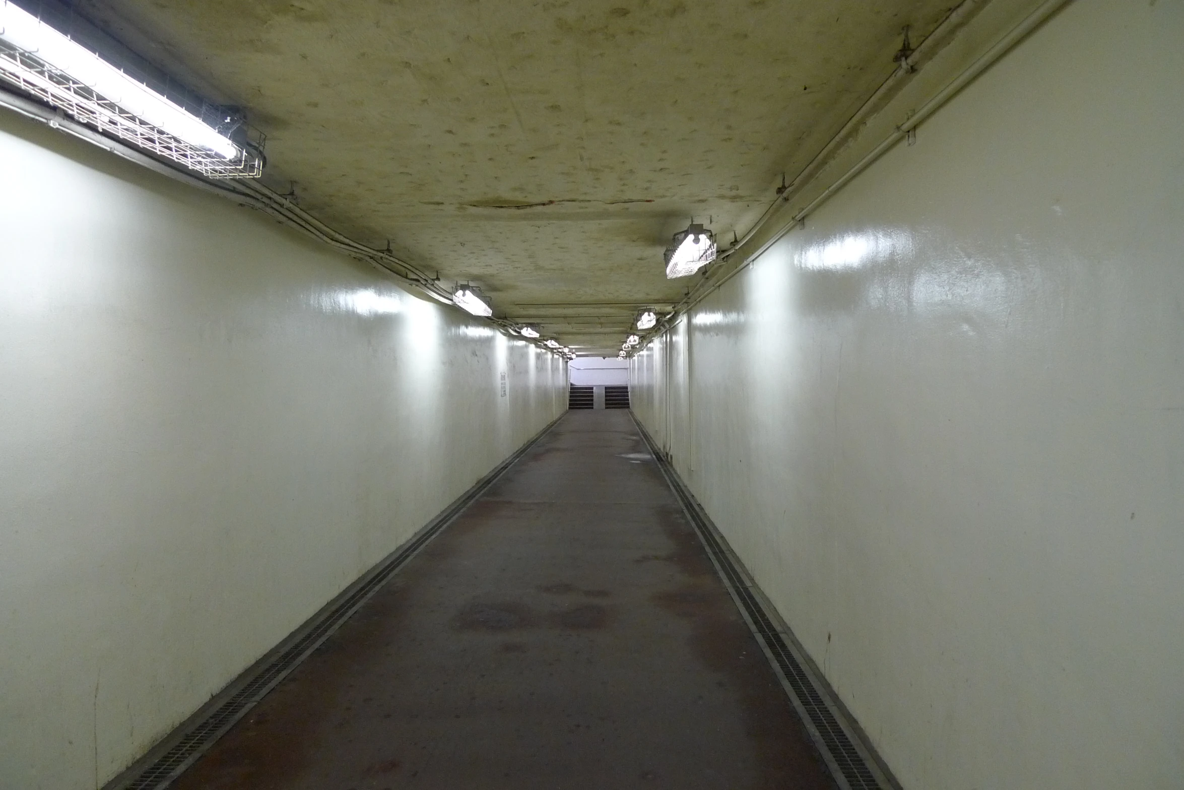 there is an empty and dirty hallway in the building