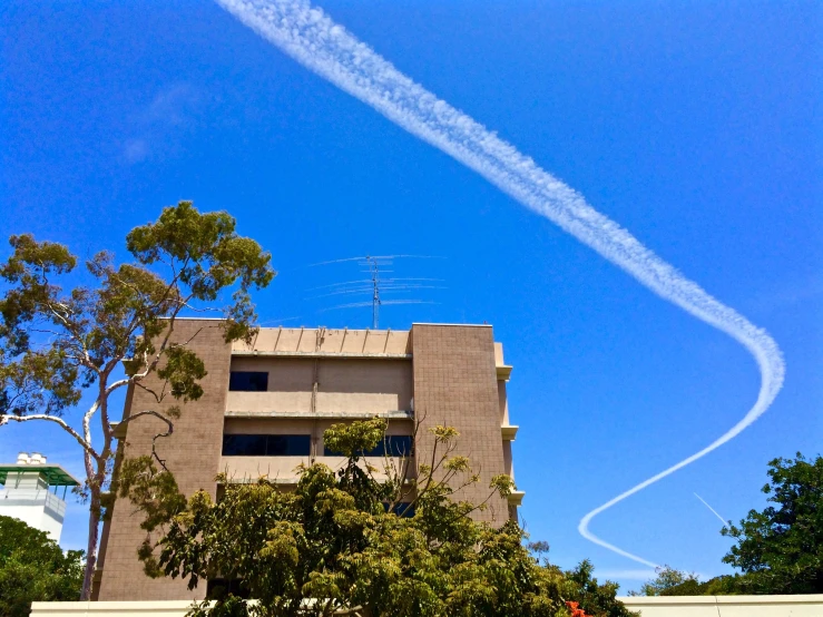a plane that is flying above a building