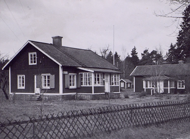 a old black and white po of a house