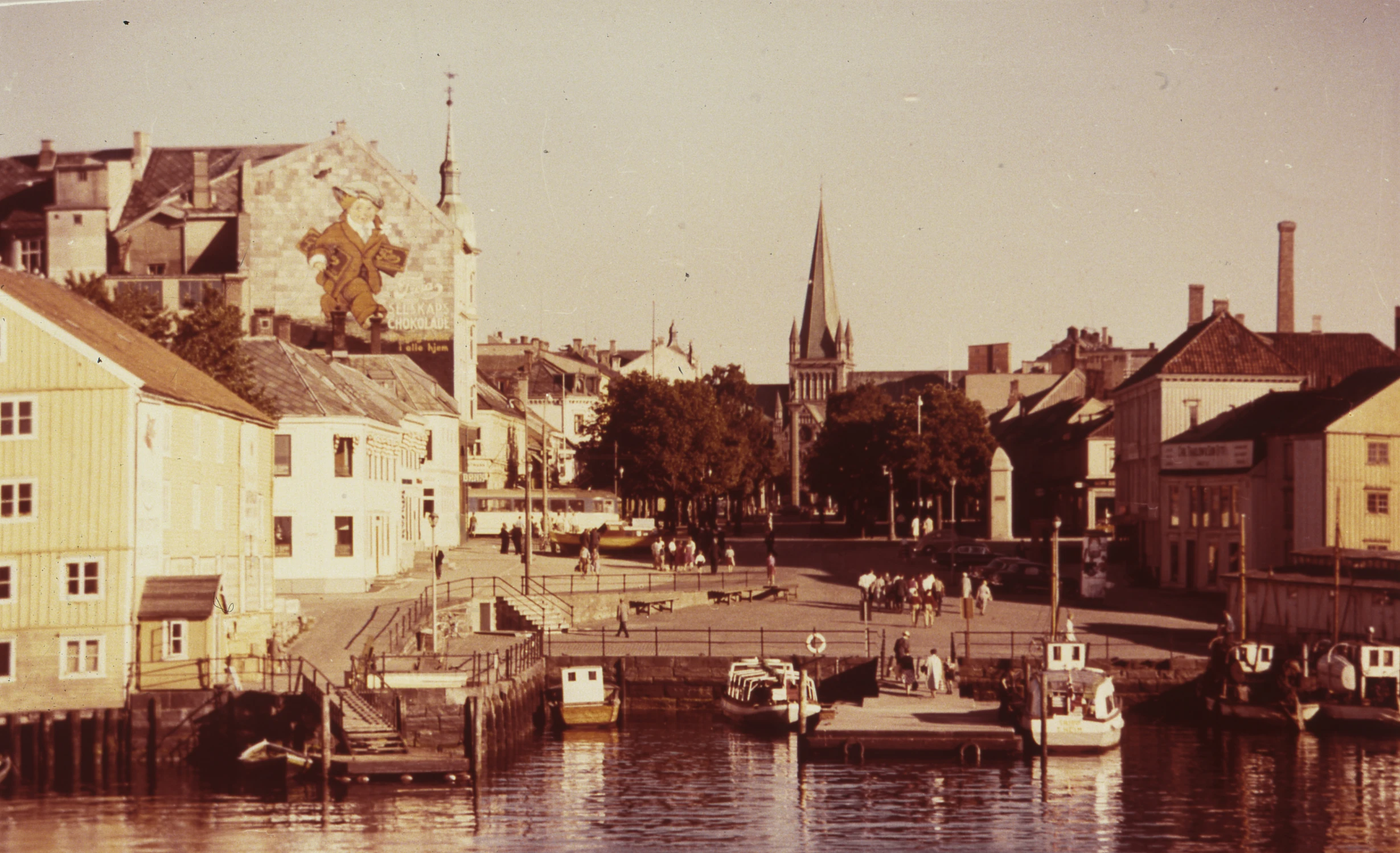 there are many small boats parked in this harbor