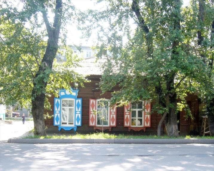 an outdoor area with a brick building and three windows