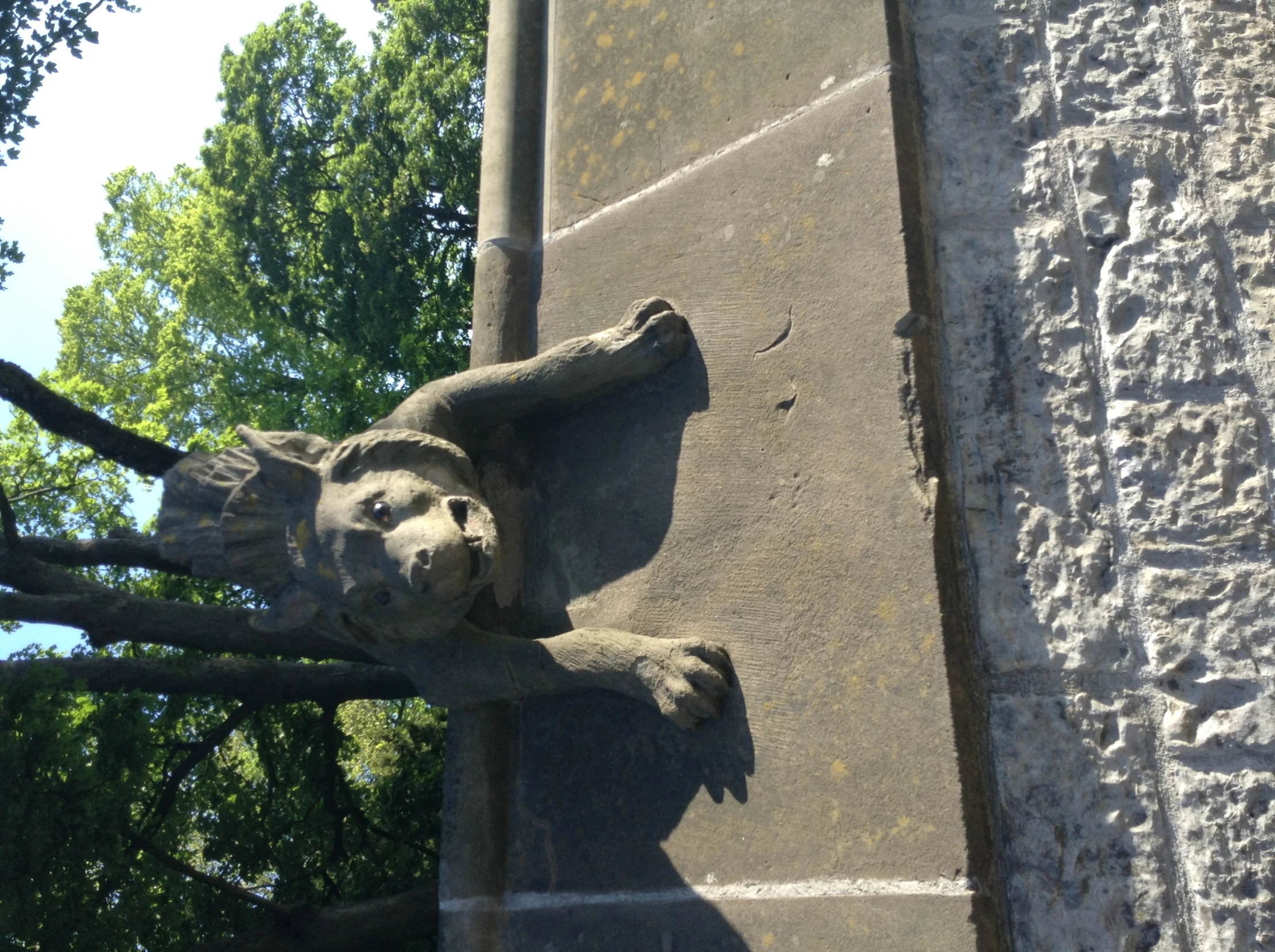 a lion sculpture is shown on top of a building