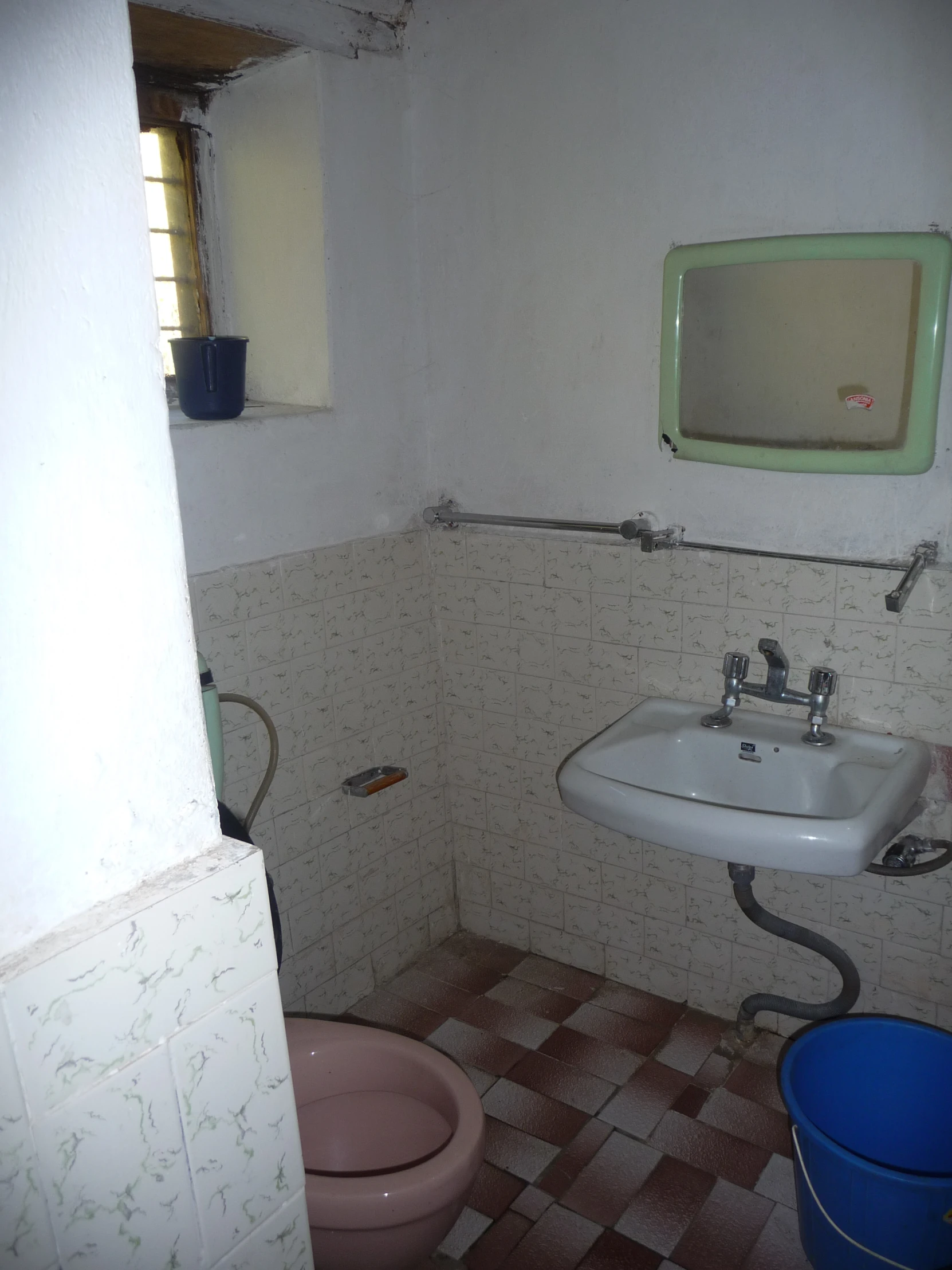 a sink and tub in a small room