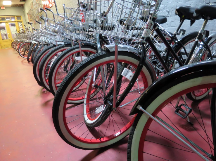 a line of bicycles are parked next to each other