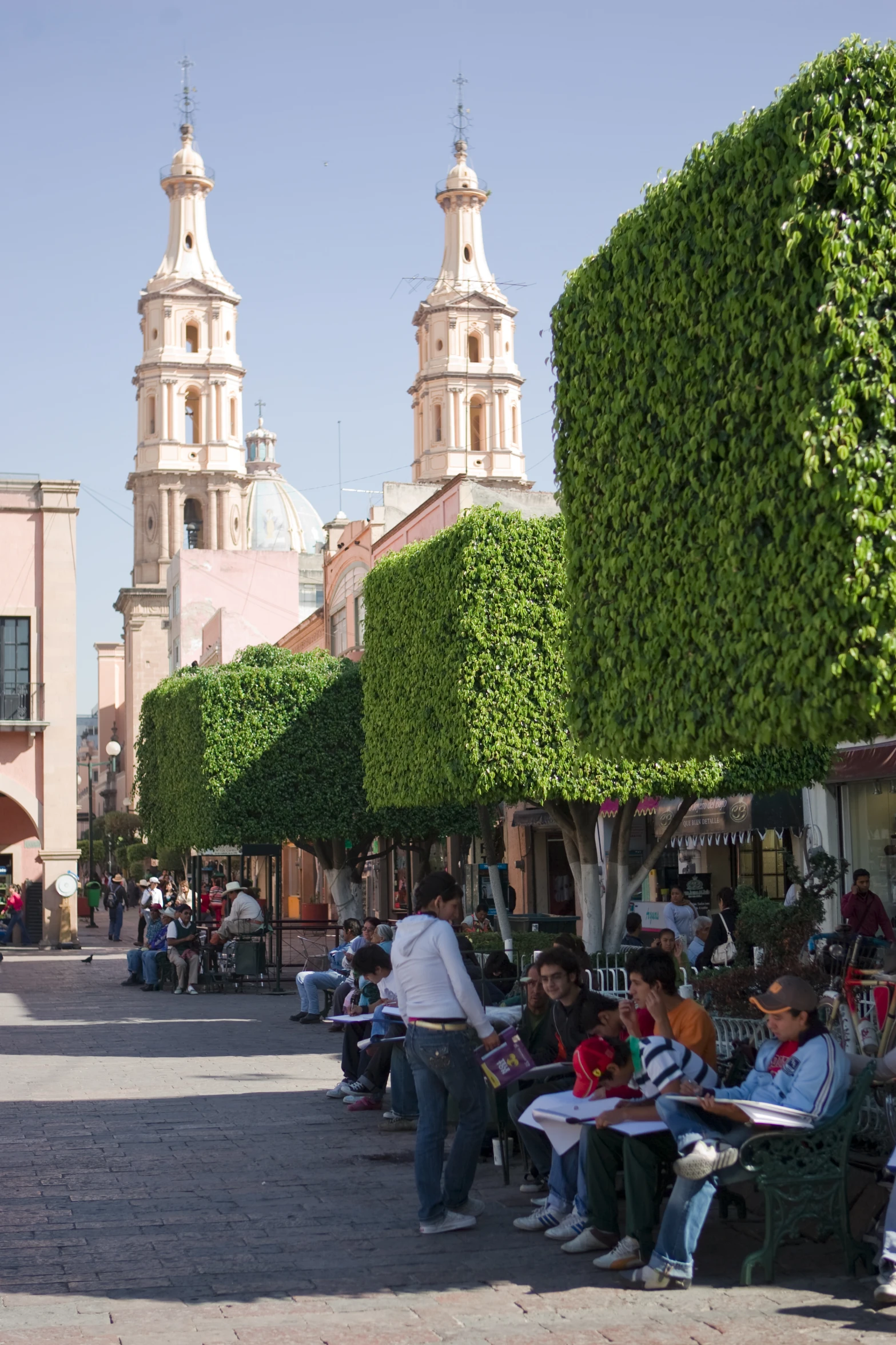 many people sitting in an outdoor seating area