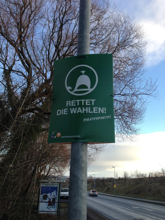 a green sign on the side of the road saying relief de wahelne