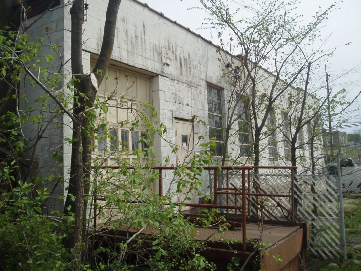 old abandoned building sitting in the middle of a bush