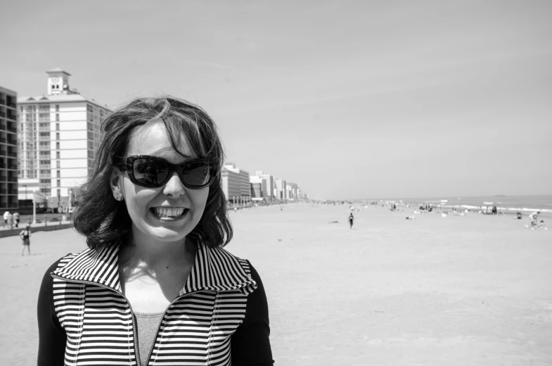 the woman is standing in front of some buildings