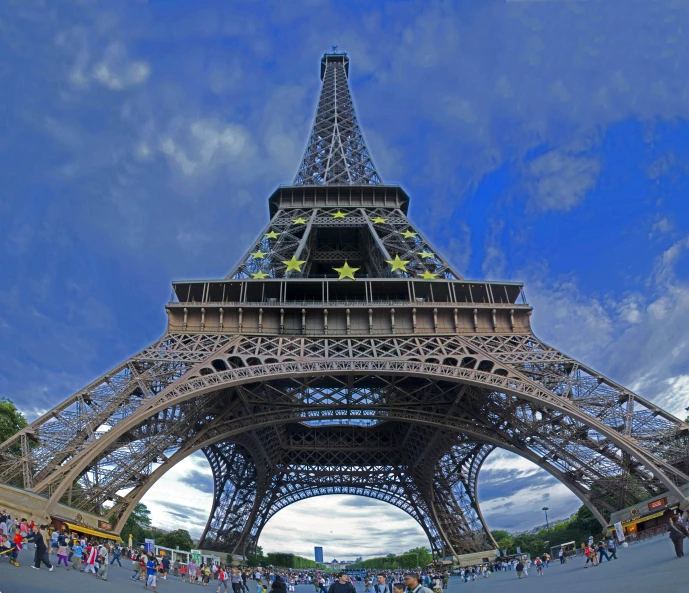 an image of the eiffel tower as seen from the ground