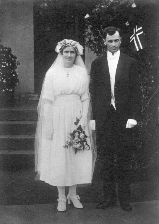 a black and white po of an old couple posing for the camera