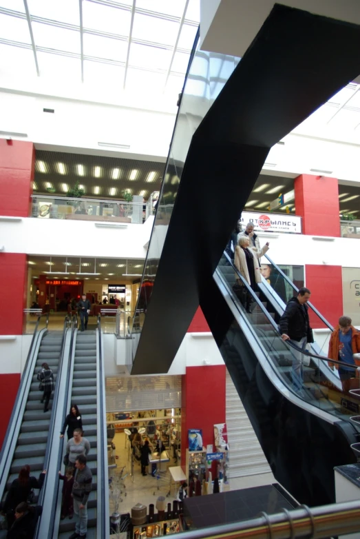 an escalator filled with lots of people going down it