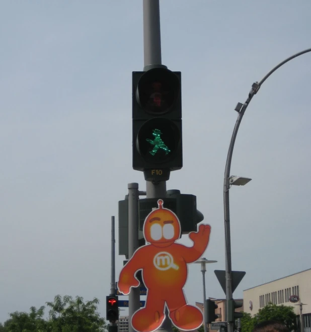 there is a large mardi gras sign at the traffic light