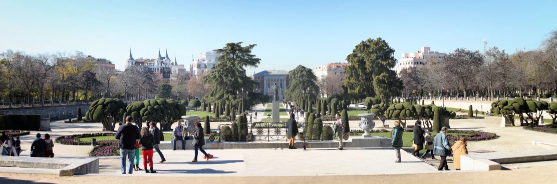 people standing on the side of a large park