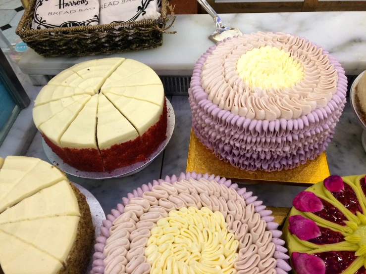 many round cakes are arranged and arranged in various sizes