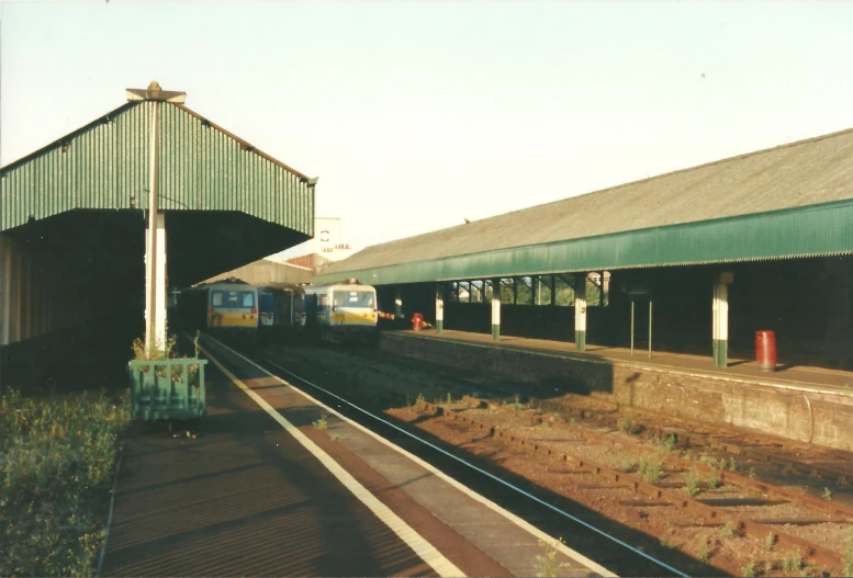 a train pulls into a train station with some people