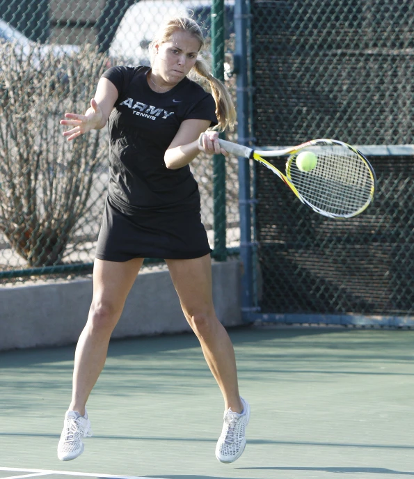 the female tennis player hits the ball to her opponent