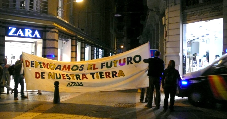 two people are standing on the street with a banner that says, entre de nuestratera
