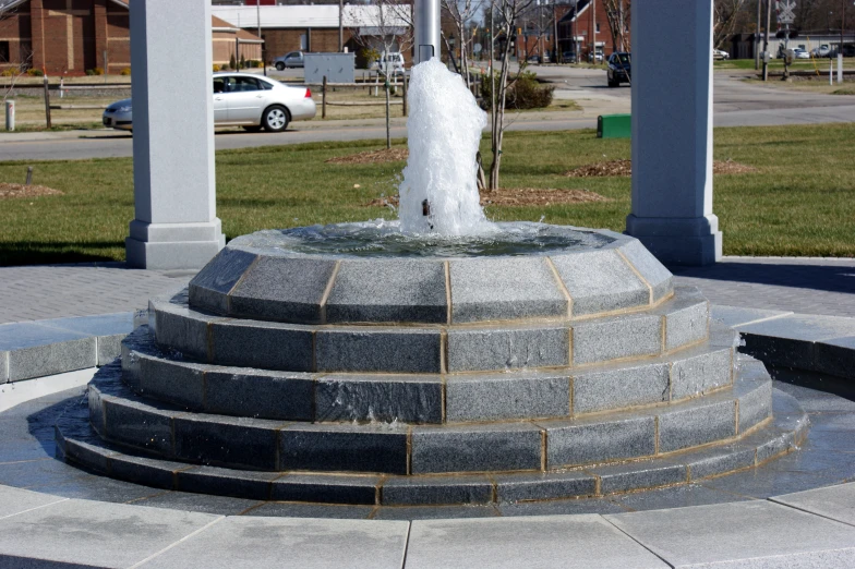 a water fountain that has a water hose in it