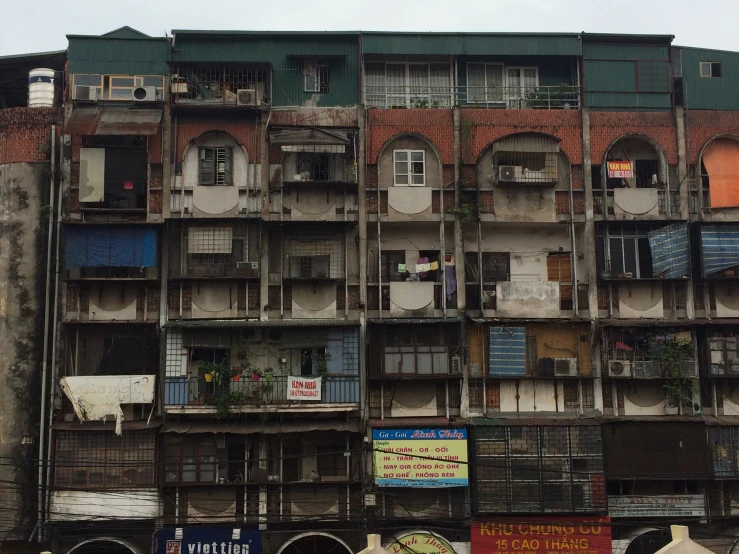 there is a large building with many balconies