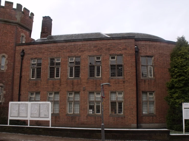 an old brick building has some windows on it