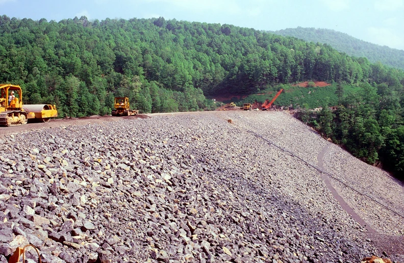 the trucks are loading and unloading the rock