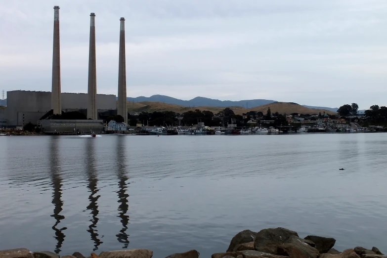 there are some tall, skinny towers sitting over a lake