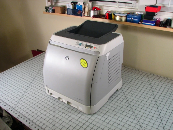 a machine is sitting on a table in a room